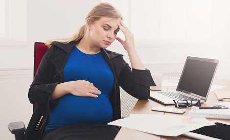 Женщина беременная и компьютер медицинский вред