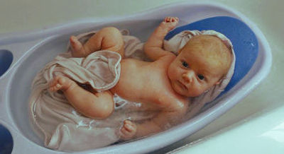 Как долго купать новорожденного после роддома в первый раз