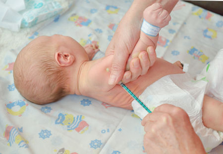 Куда делают прививки новорожденным в роддоме?